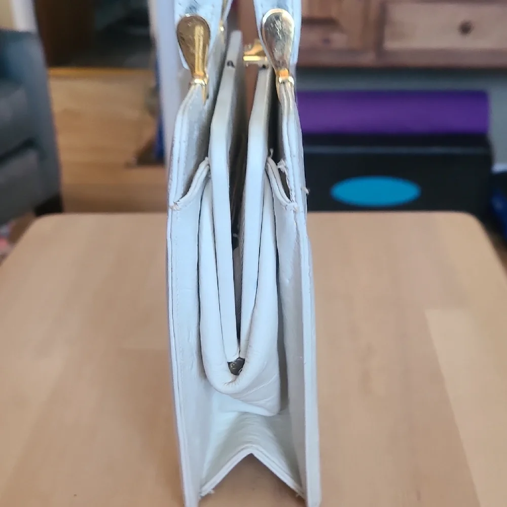 Elegant White Handbag - Picture 5 of 7